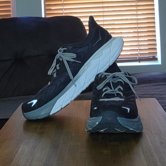 Hoka One One Men's Black and White Arahi 6 - removable insoles not included* - Picture 1 of 8